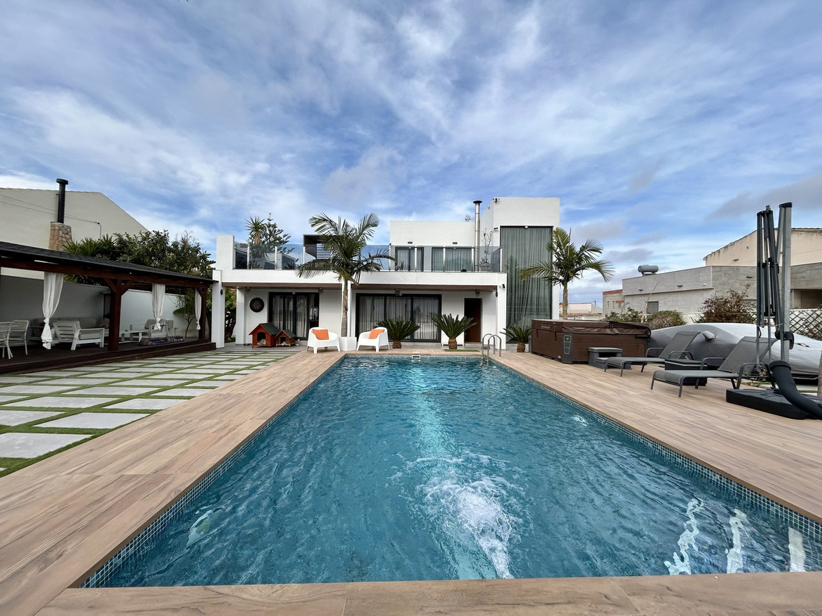 For sale - 3 Bedroom 4 Bathroom House - Detached Villa in Orihuela - Los Balcones  - Alicante