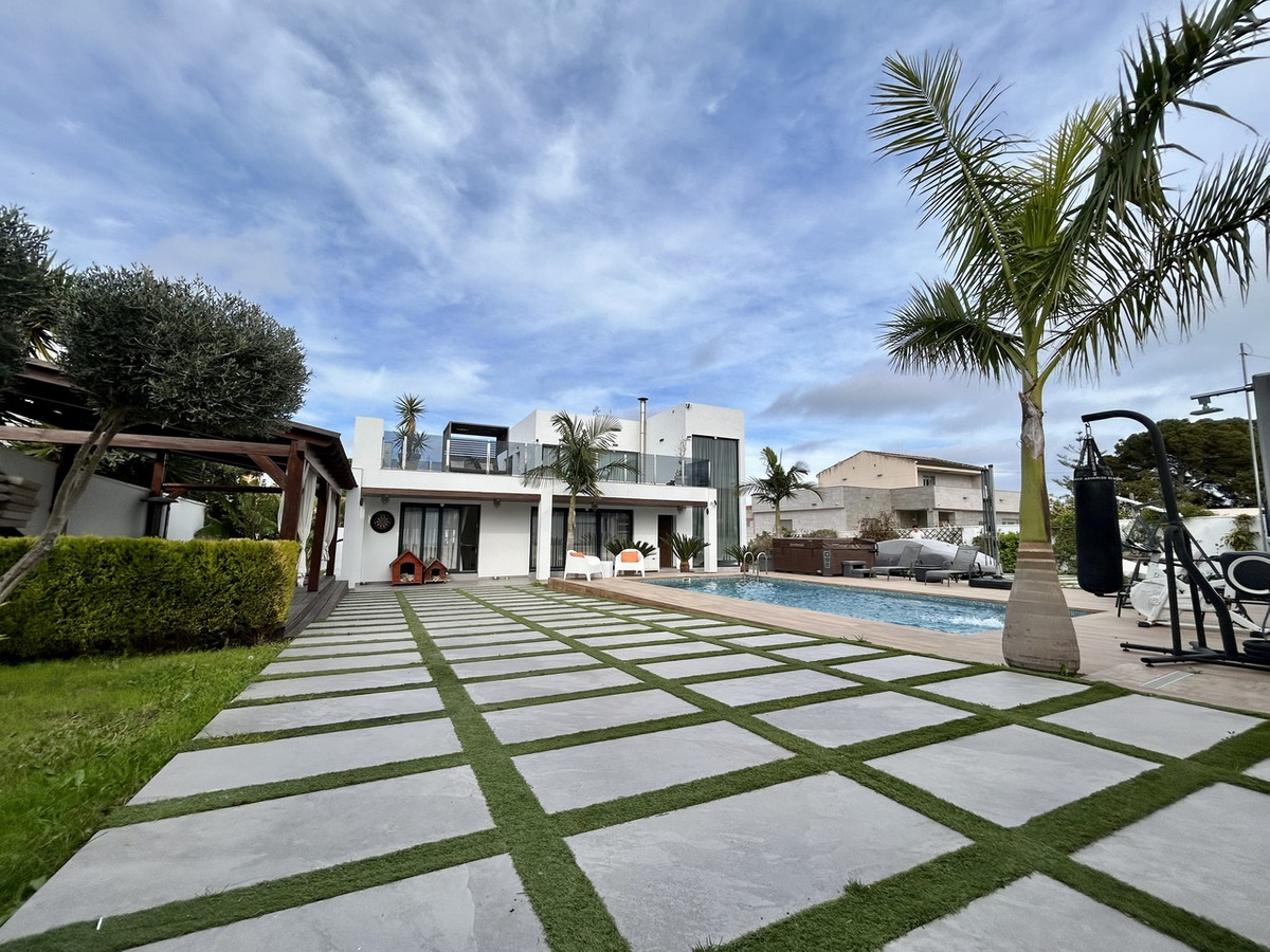 For sale - 3 Bedroom 4 Bathroom House - Detached Villa in Orihuela - Los Balcones  - Alicante