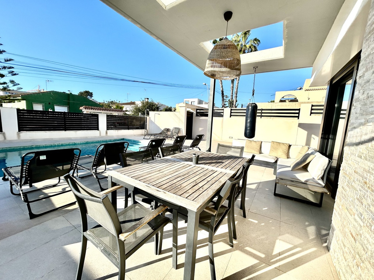 For sale - 5 Bedroom 4 Bathroom House - Detached Villa in Orihuela - Los Balcones  - Alicante