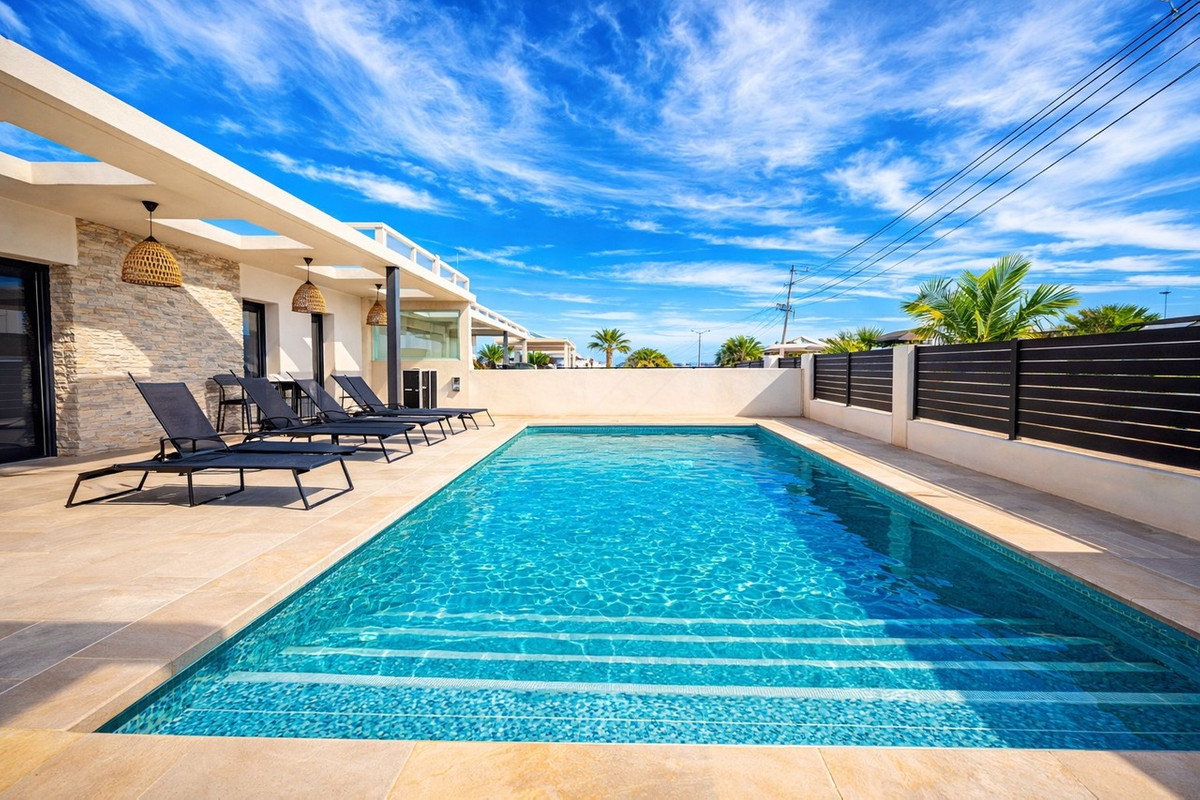 For sale - 5 Bedroom 4 Bathroom House - Detached Villa in Orihuela - Los Balcones  - Alicante