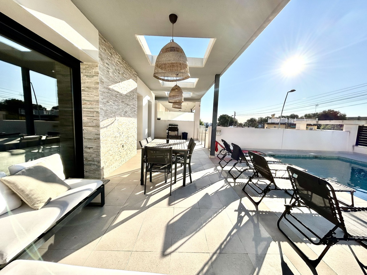 For sale - 5 Bedroom 4 Bathroom House - Detached Villa in Orihuela - Los Balcones  - Alicante