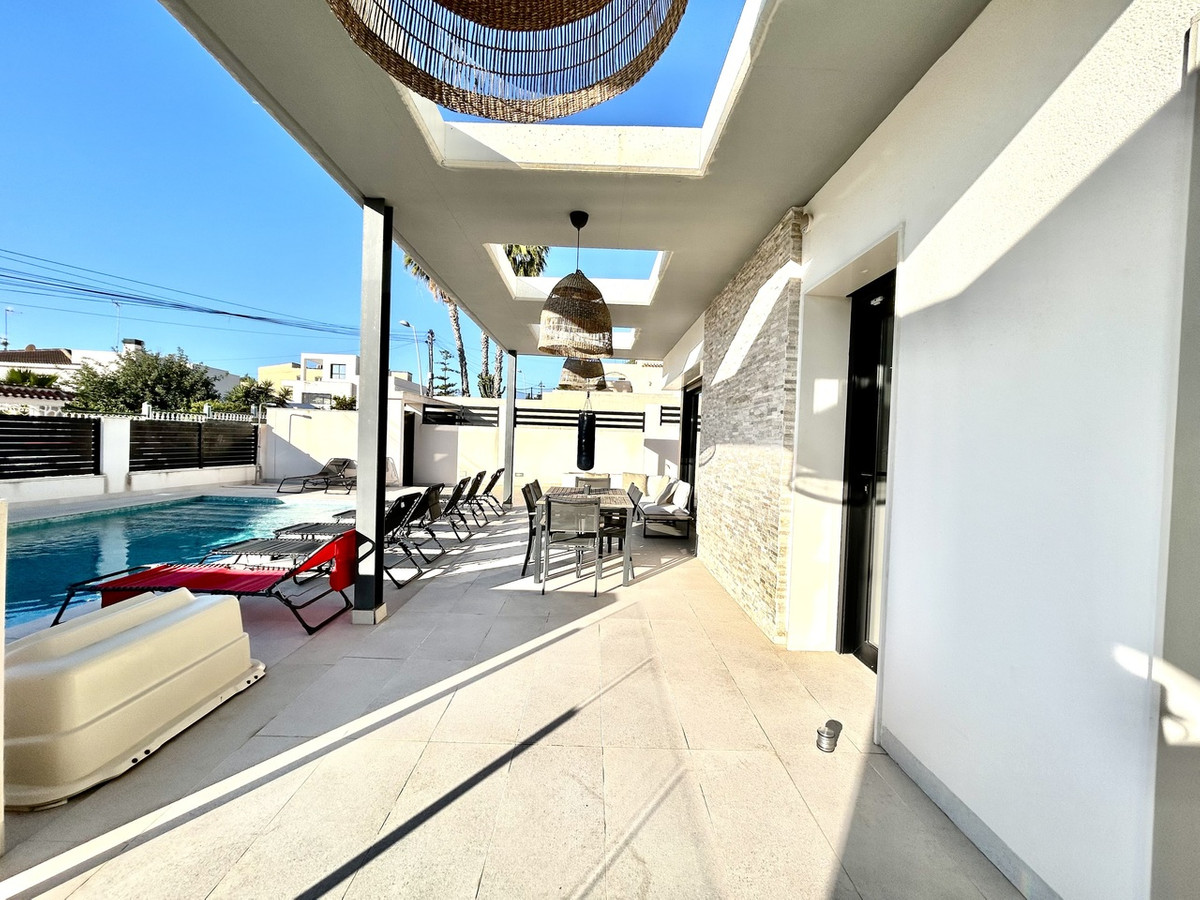 For sale - 5 Bedroom 4 Bathroom House - Detached Villa in Orihuela - Los Balcones  - Alicante
