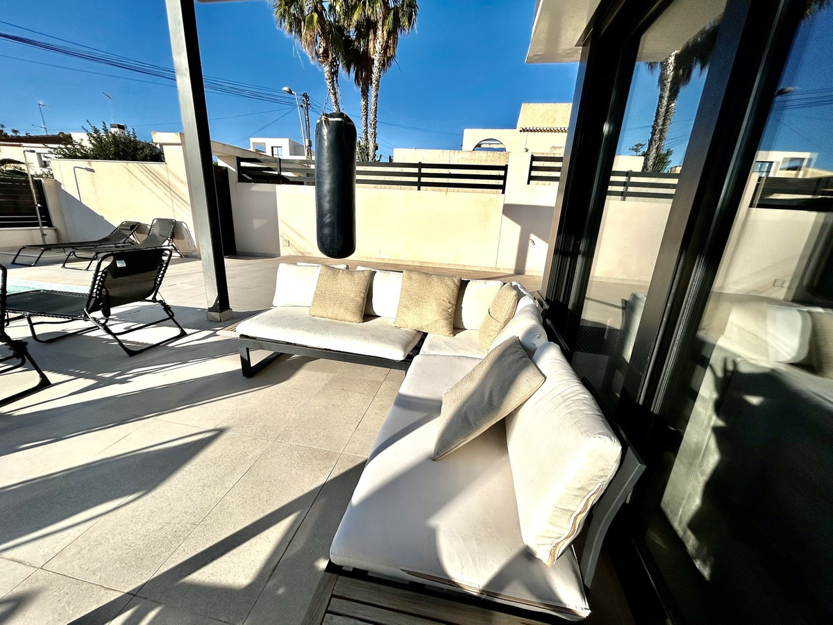 For sale - 5 Bedroom 4 Bathroom House - Detached Villa in Orihuela - Los Balcones  - Alicante