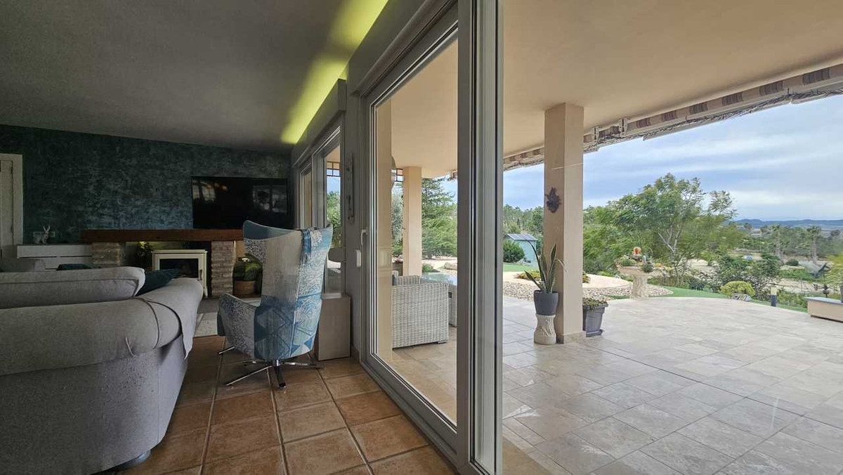 For sale - 4 Bedroom 3 Bathroom House - Detached Villa in Orihuela - Torremendo  - Alicante