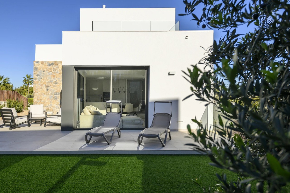 For sale - 3 Bedroom 3 Bathroom House - Detached Villa in Orihuela - Las Colinas Golf  - Alicante