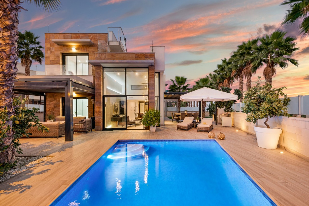 For sale - 5 Bedroom 4 Bathroom House - Detached Villa in Orihuela - Cabo Roig  - Alicante