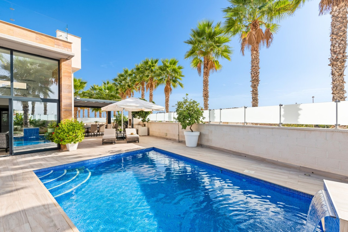 For sale - 5 Bedroom 4 Bathroom House - Detached Villa in Orihuela - Cabo Roig  - Alicante