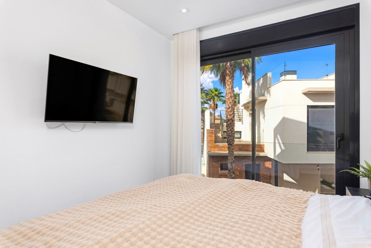 For sale - 5 Bedroom 4 Bathroom House - Detached Villa in Orihuela - Cabo Roig  - Alicante