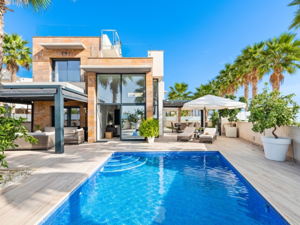 5 Bedroom 4 Bathroom House - Detached Villa in Orihuela