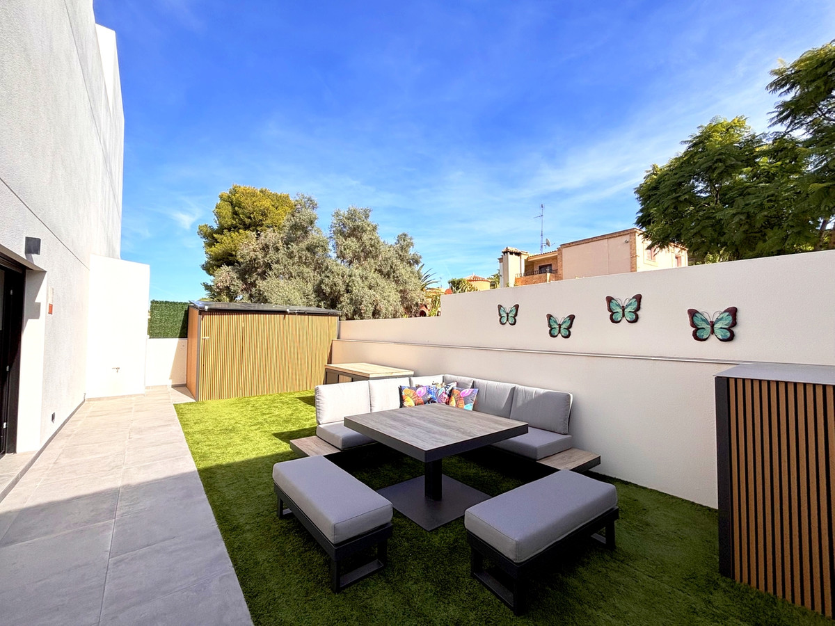For sale - 2 Bedroom 2 Bathroom House - Detached Villa in Orihuela - Villamartin  - Alicante