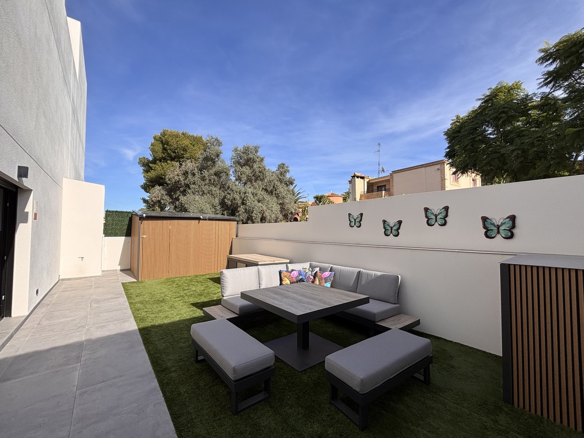 For sale - 2 Bedroom 2 Bathroom House - Detached Villa in Orihuela - Villamartin  - Alicante