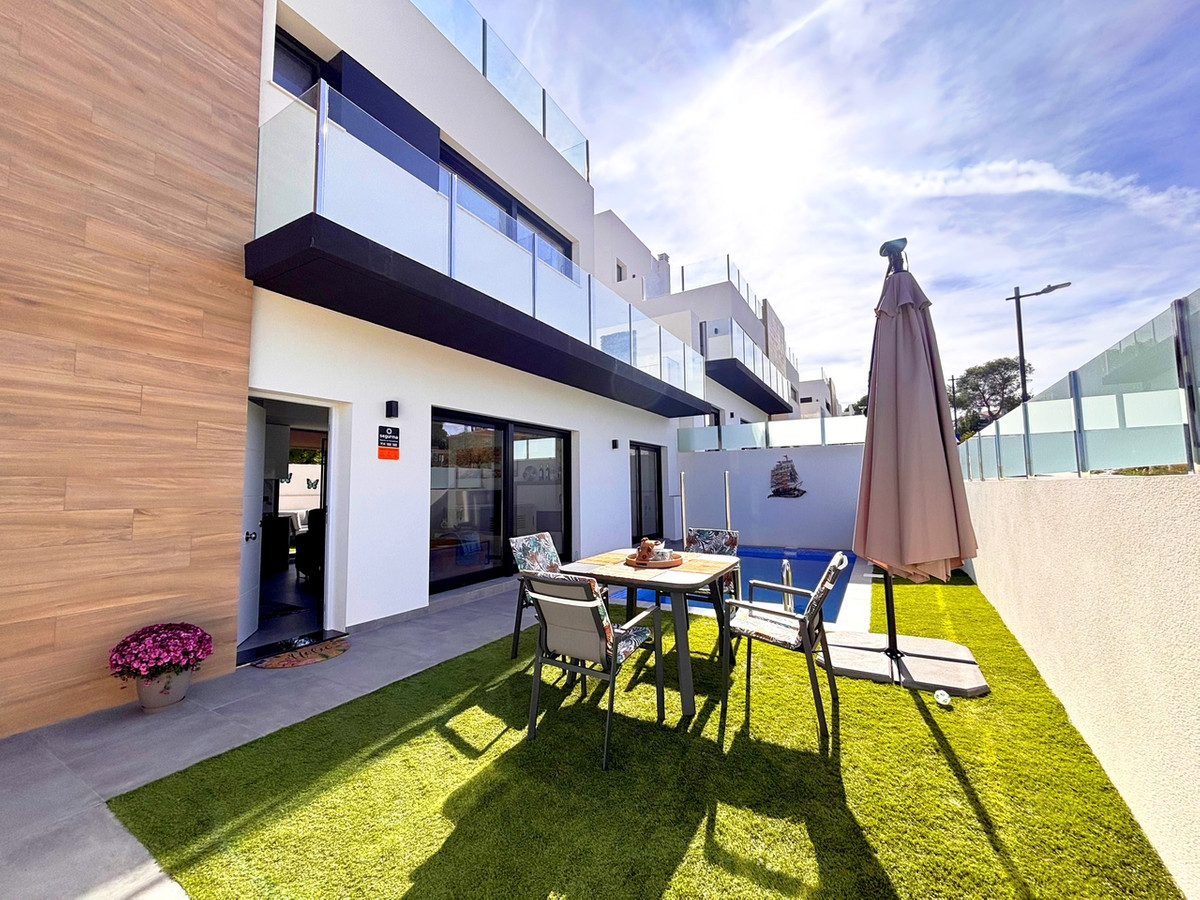 For sale - 2 Bedroom 2 Bathroom House - Detached Villa in Orihuela - Villamartin  - Alicante