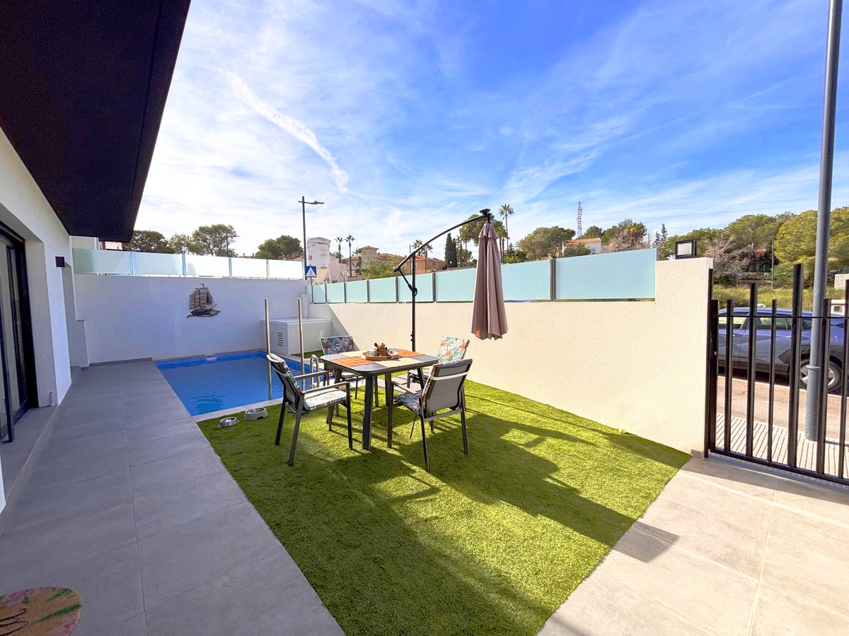 For sale - 2 Bedroom 2 Bathroom House - Detached Villa in Orihuela - Villamartin  - Alicante