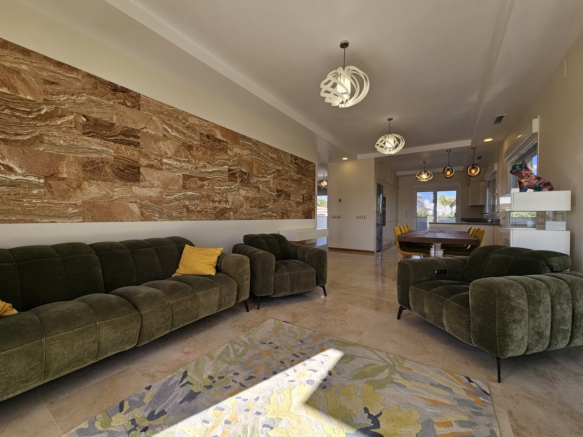 For sale - 5 Bedroom 4 Bathroom House - Detached Villa in Orihuela - La Zenia  - Alicante