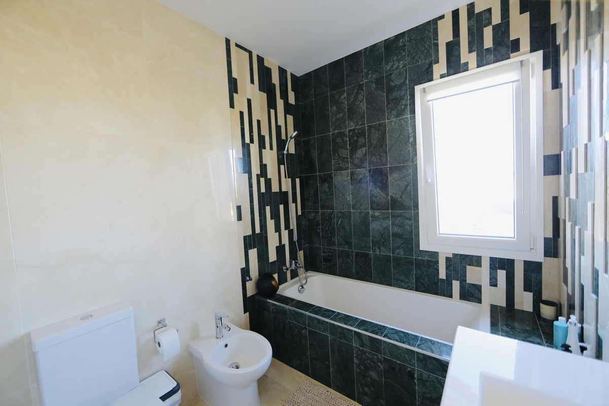 For sale - 5 Bedroom 4 Bathroom House - Detached Villa in Orihuela - La Zenia  - Alicante