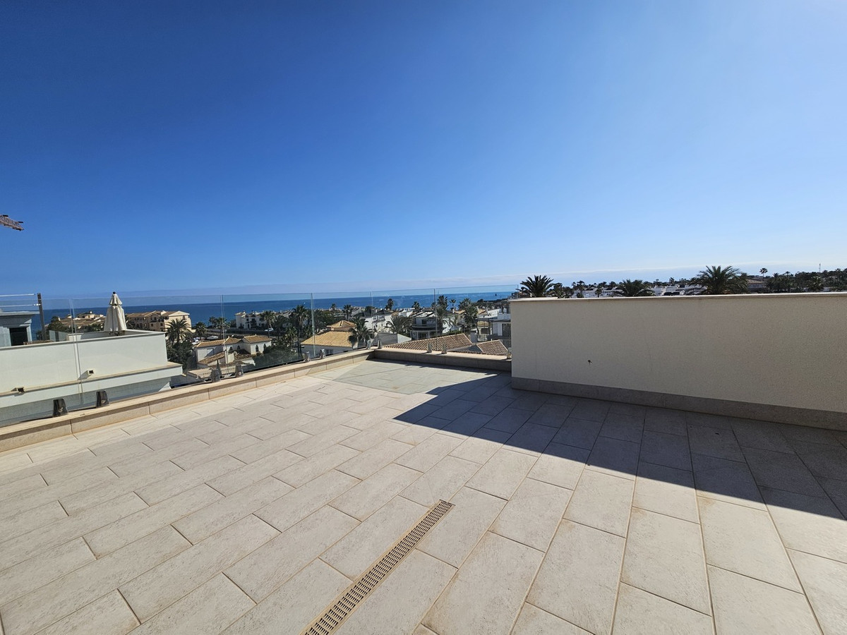 For sale - 5 Bedroom 4 Bathroom House - Detached Villa in Orihuela - La Zenia  - Alicante