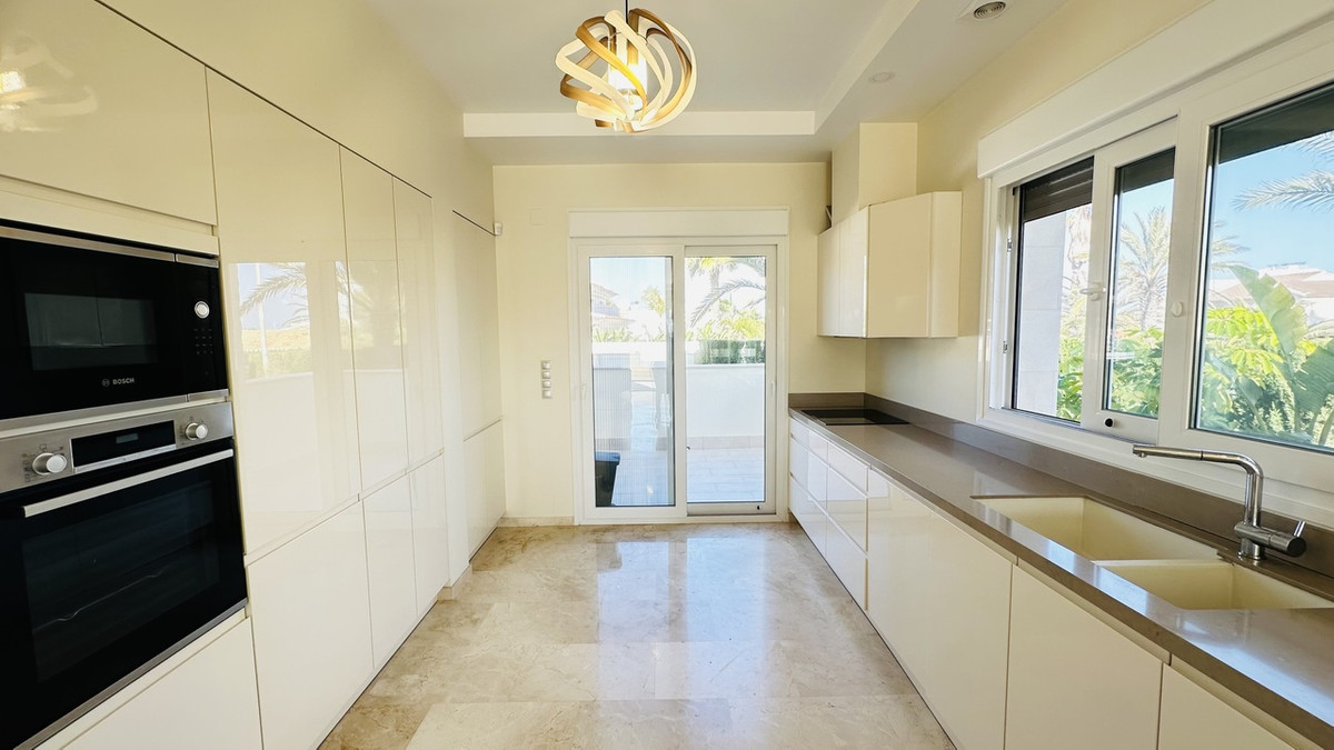 For sale - 5 Bedroom 4 Bathroom House - Detached Villa in Orihuela - La Zenia  - Alicante