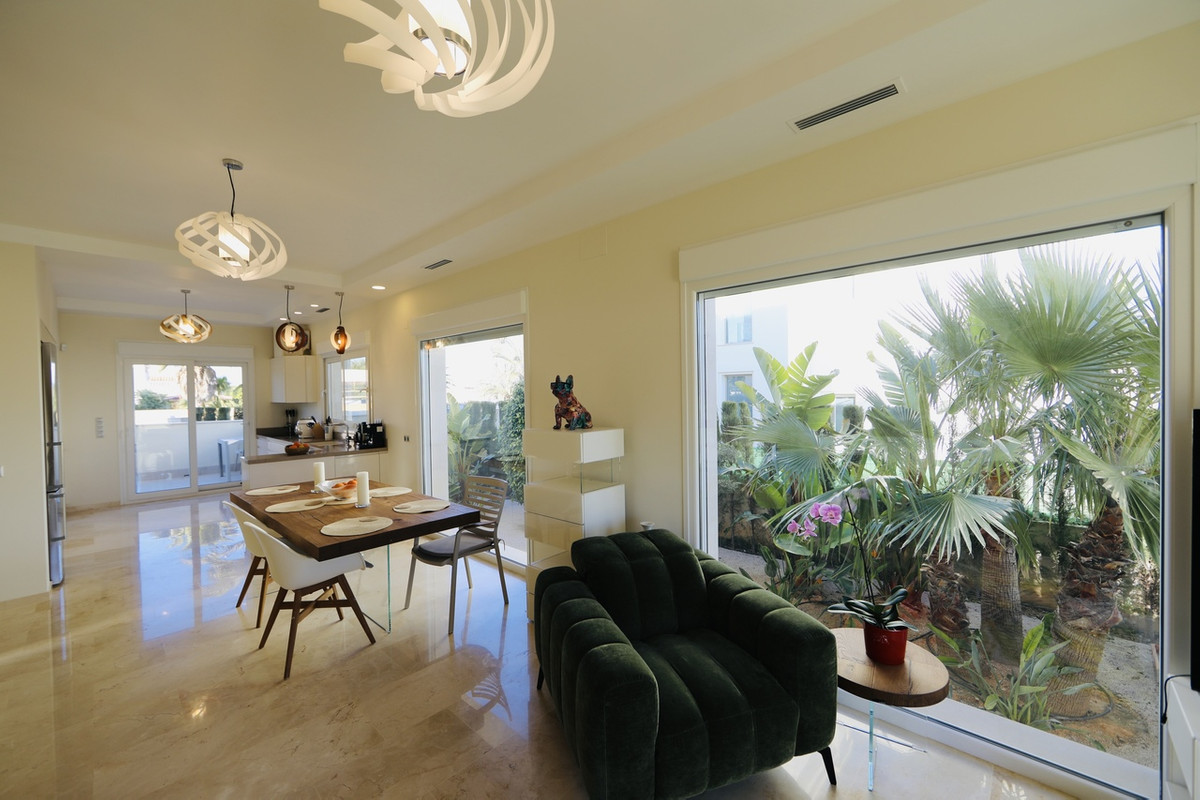 For sale - 5 Bedroom 4 Bathroom House - Detached Villa in Orihuela - La Zenia  - Alicante
