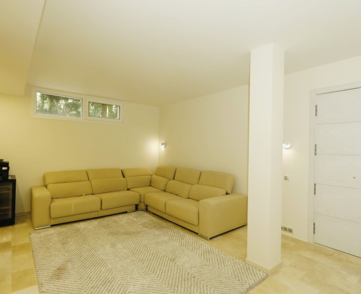 For sale - 5 Bedroom 4 Bathroom House - Detached Villa in Orihuela - La Zenia  - Alicante