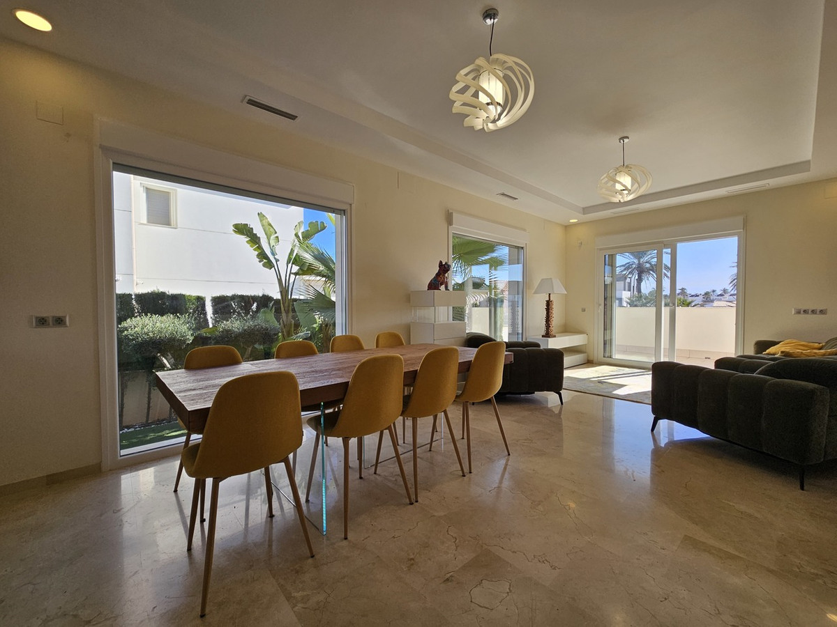 For sale - 5 Bedroom 4 Bathroom House - Detached Villa in Orihuela - La Zenia  - Alicante