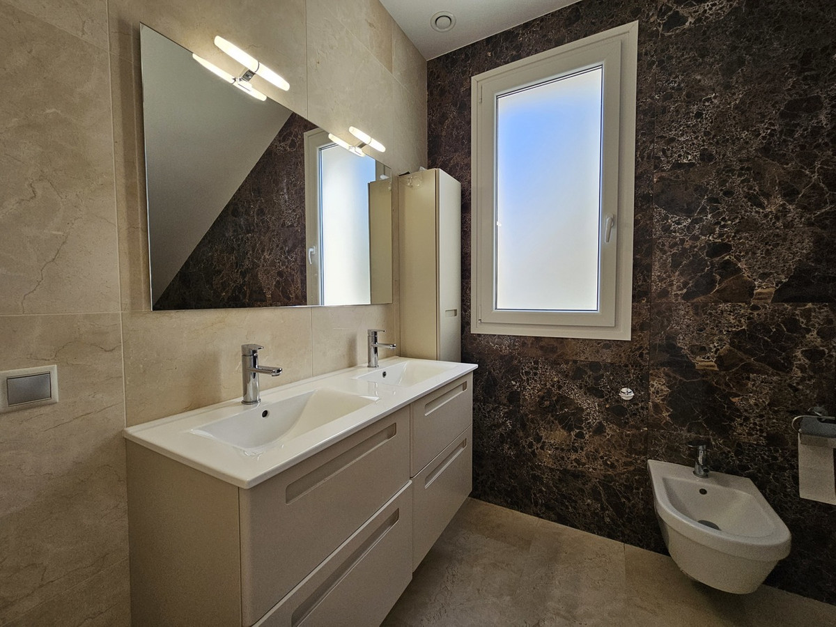 For sale - 5 Bedroom 4 Bathroom House - Detached Villa in Orihuela - La Zenia  - Alicante