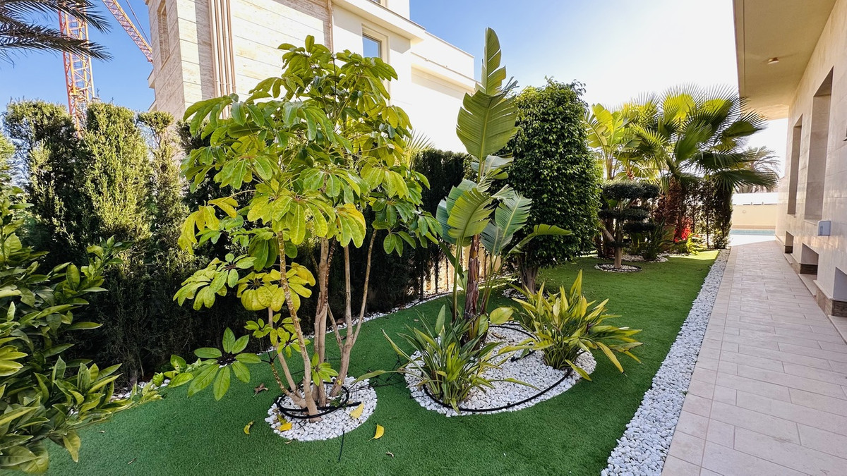 For sale - 5 Bedroom 4 Bathroom House - Detached Villa in Orihuela - La Zenia  - Alicante