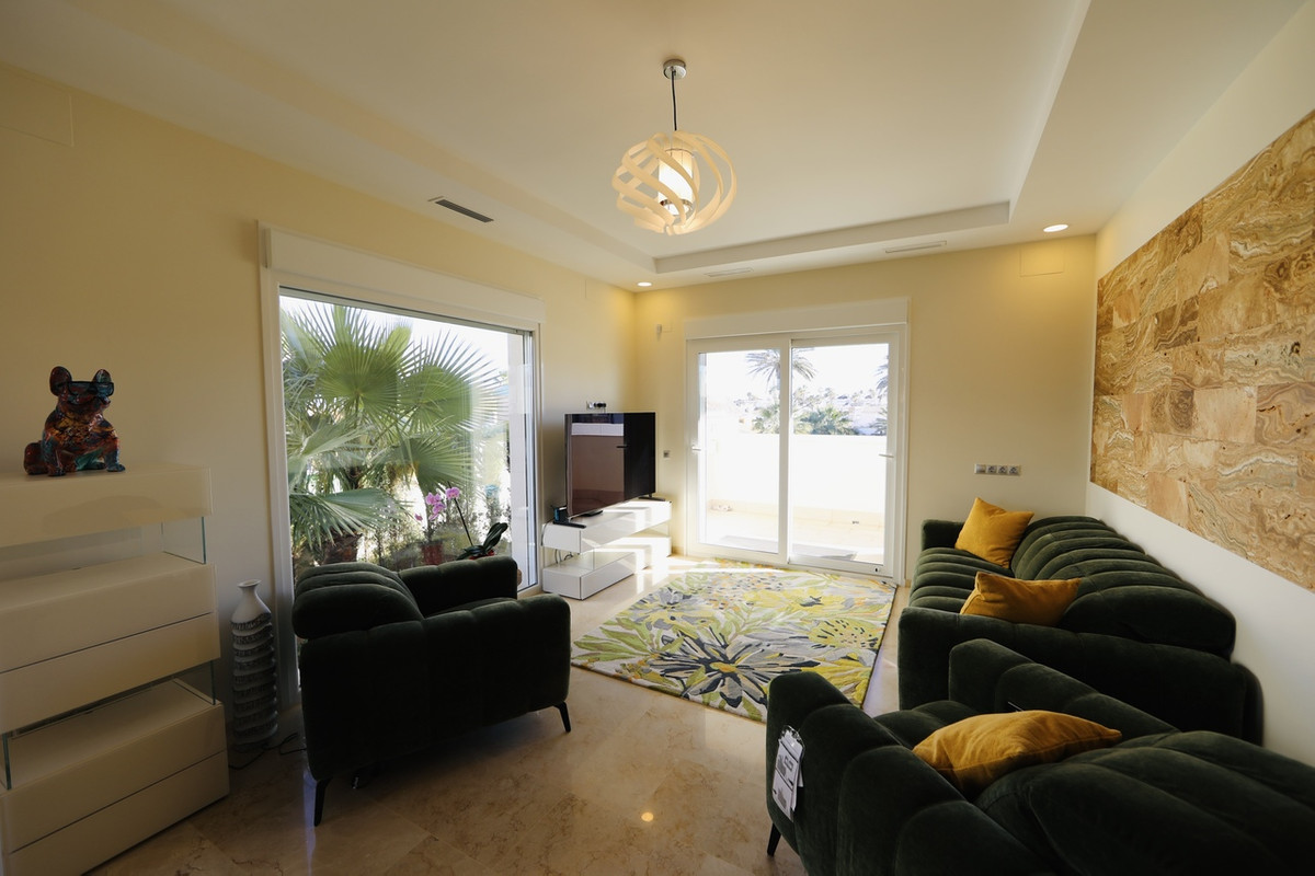 For sale - 5 Bedroom 4 Bathroom House - Detached Villa in Orihuela - La Zenia  - Alicante