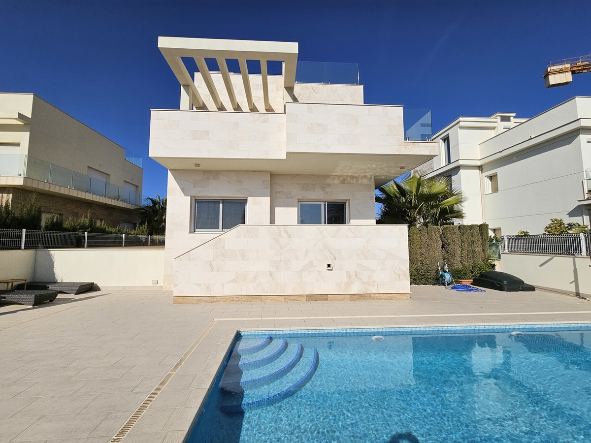 For sale - 5 Bedroom 4 Bathroom House - Detached Villa in Orihuela - La Zenia  - Alicante