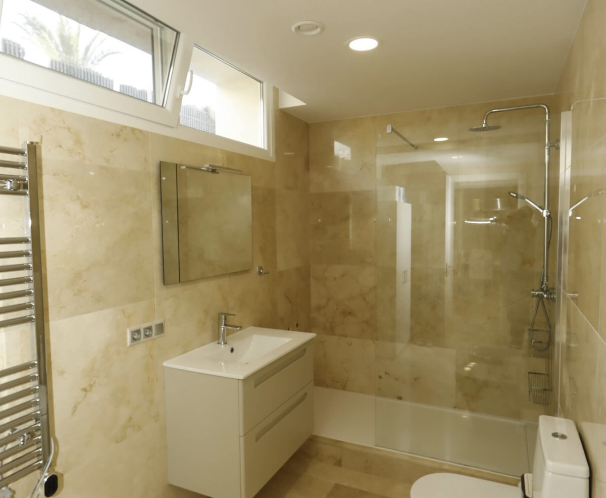 For sale - 5 Bedroom 4 Bathroom House - Detached Villa in Orihuela - La Zenia  - Alicante