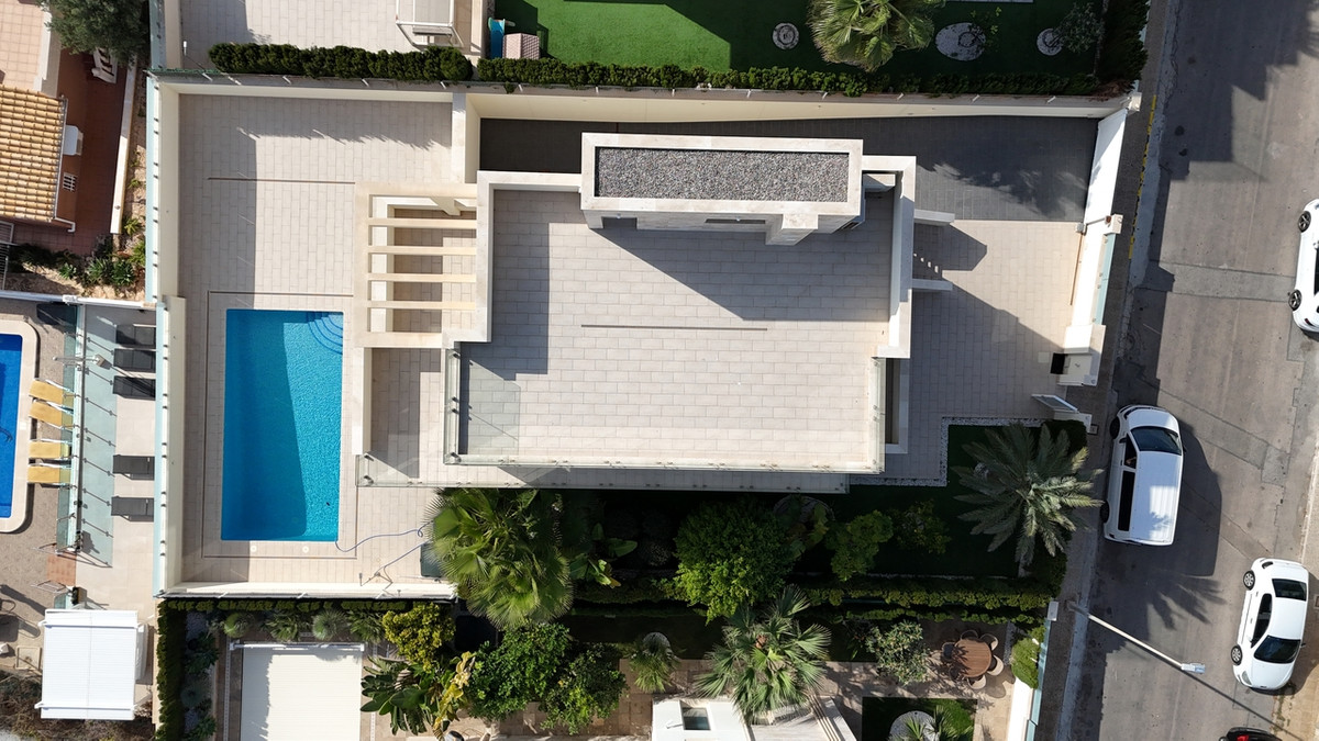 For sale - 5 Bedroom 4 Bathroom House - Detached Villa in Orihuela - La Zenia  - Alicante