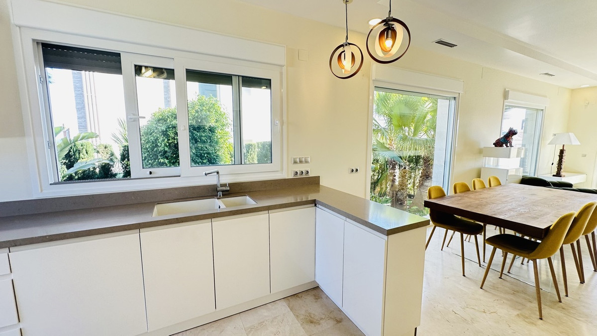 For sale - 5 Bedroom 4 Bathroom House - Detached Villa in Orihuela - La Zenia  - Alicante