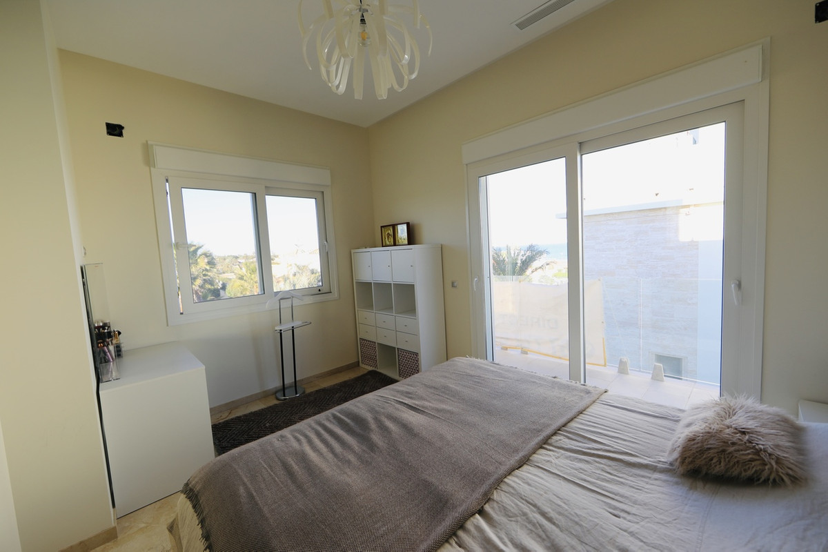 For sale - 5 Bedroom 4 Bathroom House - Detached Villa in Orihuela - La Zenia  - Alicante