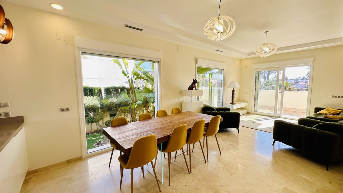 For sale - 5 Bedroom 4 Bathroom House - Detached Villa in Orihuela - La Zenia  - Alicante