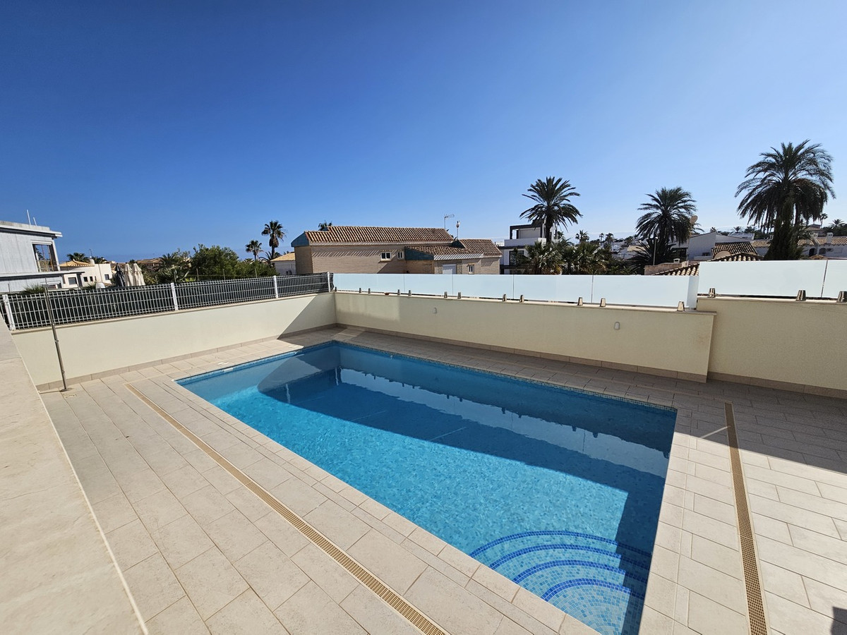 For sale - 5 Bedroom 4 Bathroom House - Detached Villa in Orihuela - La Zenia  - Alicante