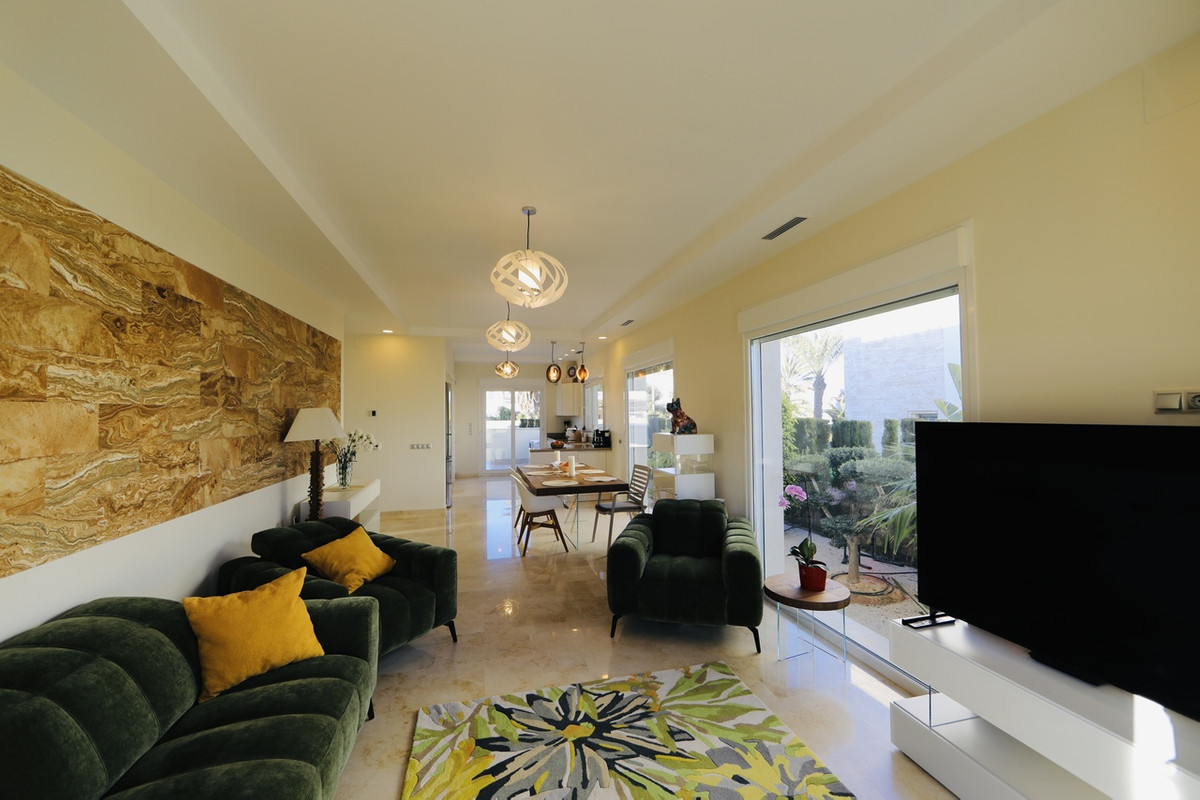 For sale - 5 Bedroom 4 Bathroom House - Detached Villa in Orihuela - La Zenia  - Alicante