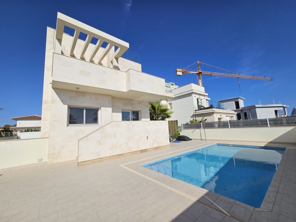 5 Bedroom 4 Bathroom House - Detached Villa in Orihuela