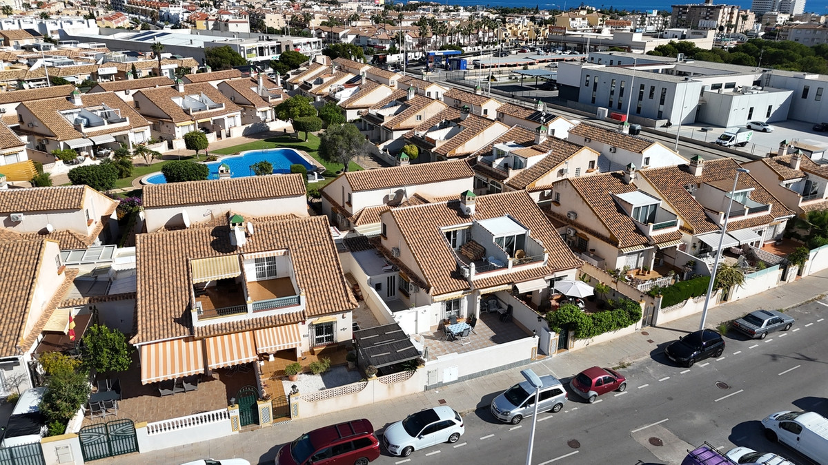For sale - 3 Bedroom 2 Bathroom Townhouse in La Zenia - La Zenia  - Alicante