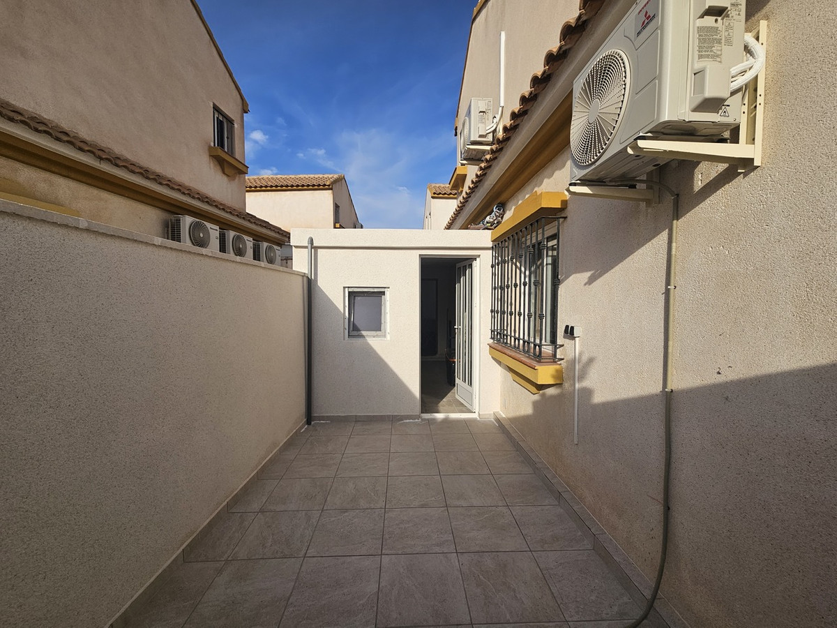 For sale - 3 Bedroom 2 Bathroom Townhouse in La Zenia - La Zenia  - Alicante