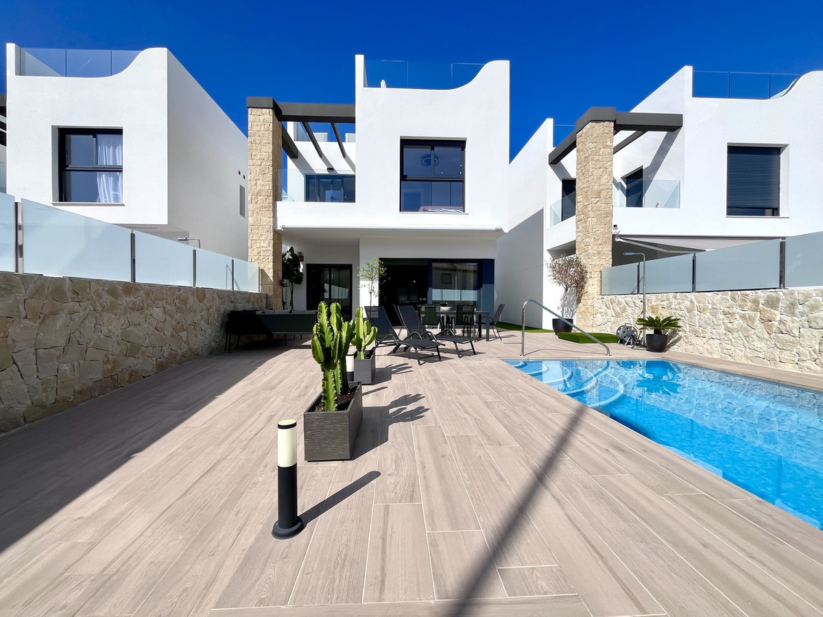 For sale - 4 Bedroom 3 Bathroom House - Detached Villa in Orihuela - Punta Prima  - Alicante