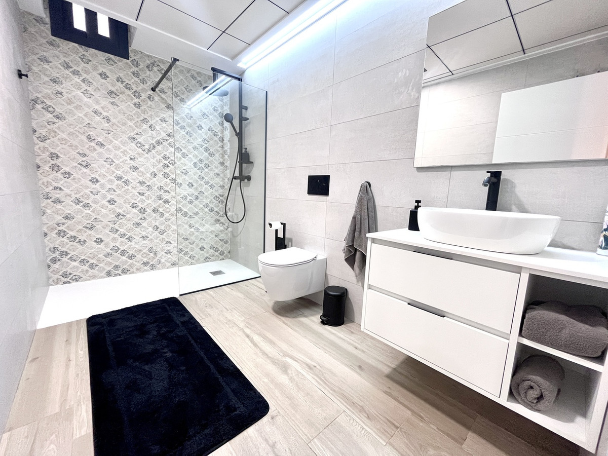 For sale - 4 Bedroom 3 Bathroom House - Detached Villa in Orihuela - Punta Prima  - Alicante