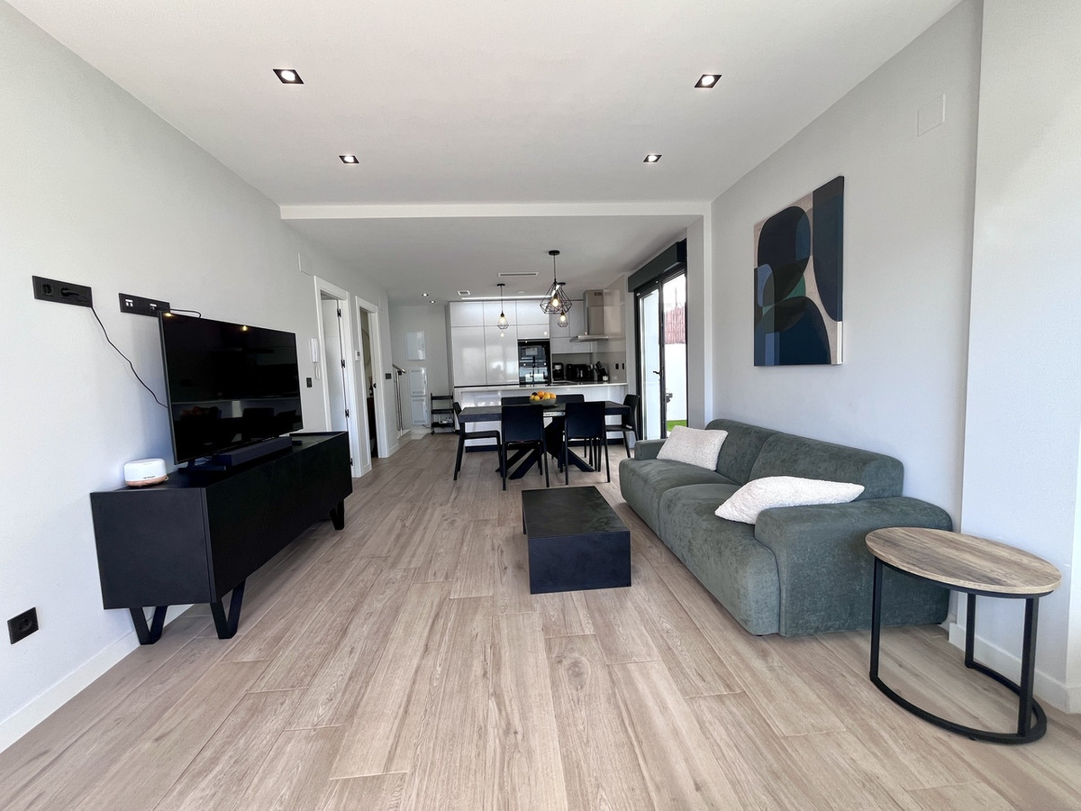 For sale - 4 Bedroom 3 Bathroom House - Detached Villa in Orihuela - Punta Prima  - Alicante