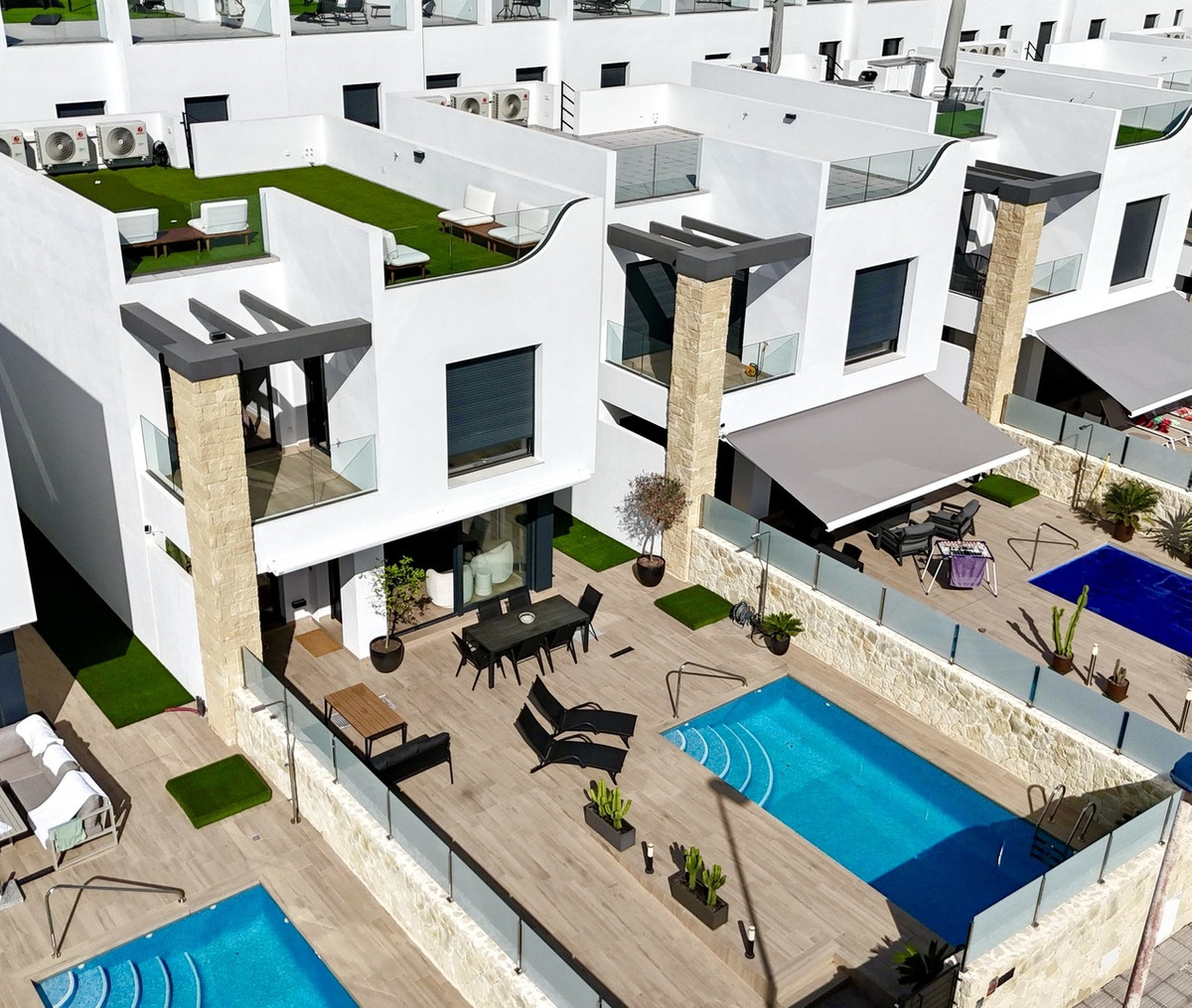 For sale - 4 Bedroom 3 Bathroom House - Detached Villa in Orihuela - Punta Prima  - Alicante