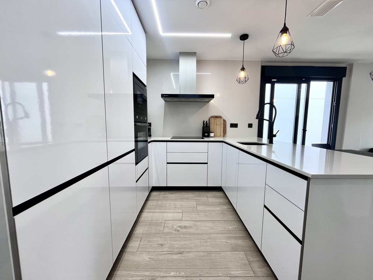 For sale - 4 Bedroom 3 Bathroom House - Detached Villa in Orihuela - Punta Prima  - Alicante