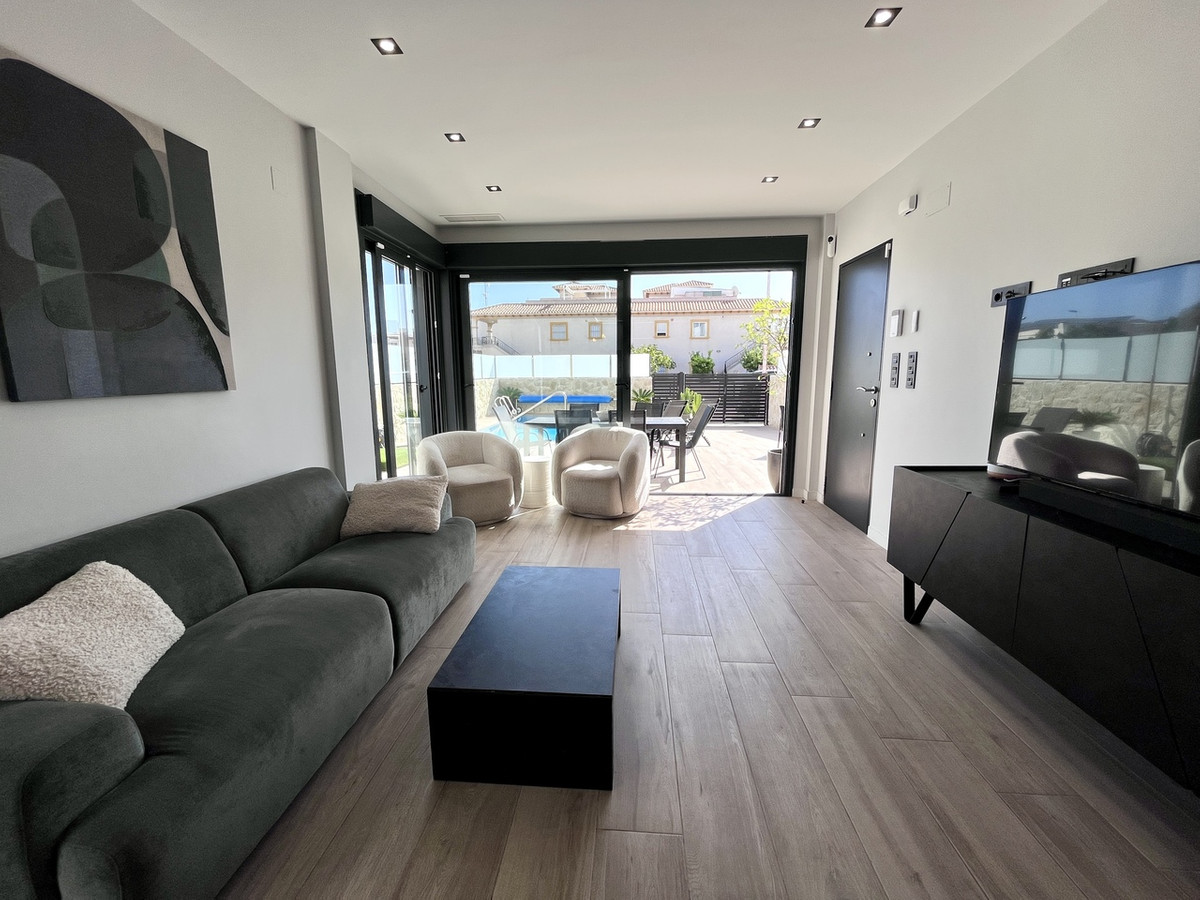 For sale - 4 Bedroom 3 Bathroom House - Detached Villa in Orihuela - Punta Prima  - Alicante