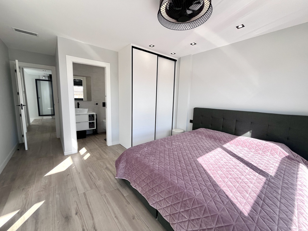 For sale - 4 Bedroom 3 Bathroom House - Detached Villa in Orihuela - Punta Prima  - Alicante