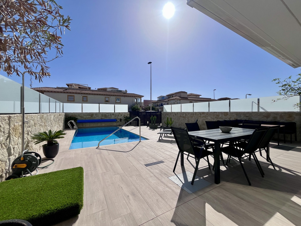 For sale - 4 Bedroom 3 Bathroom House - Detached Villa in Orihuela - Punta Prima  - Alicante