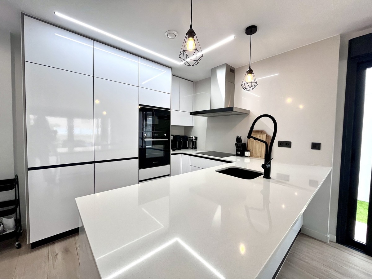 For sale - 4 Bedroom 3 Bathroom House - Detached Villa in Orihuela - Punta Prima  - Alicante