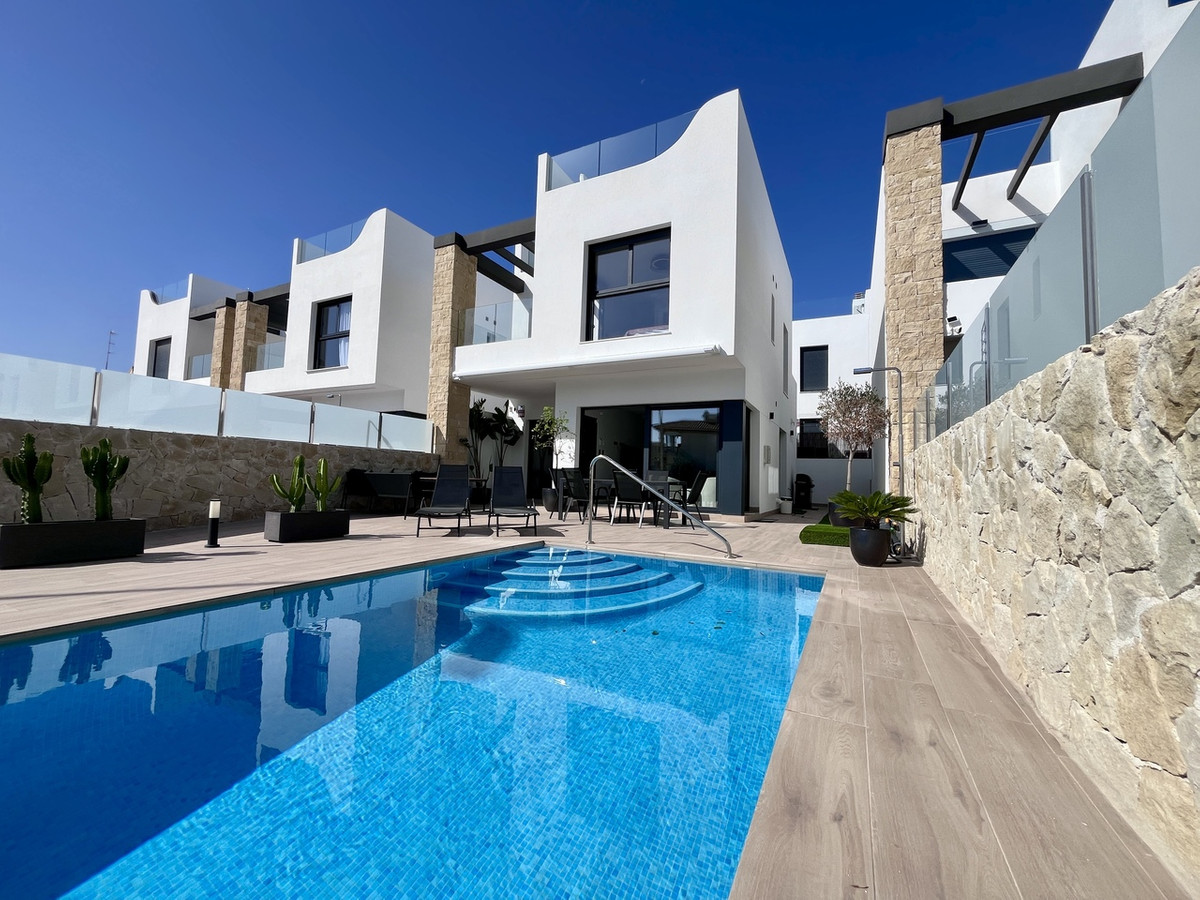 For sale - 4 Bedroom 3 Bathroom House - Detached Villa in Orihuela - Punta Prima  - Alicante