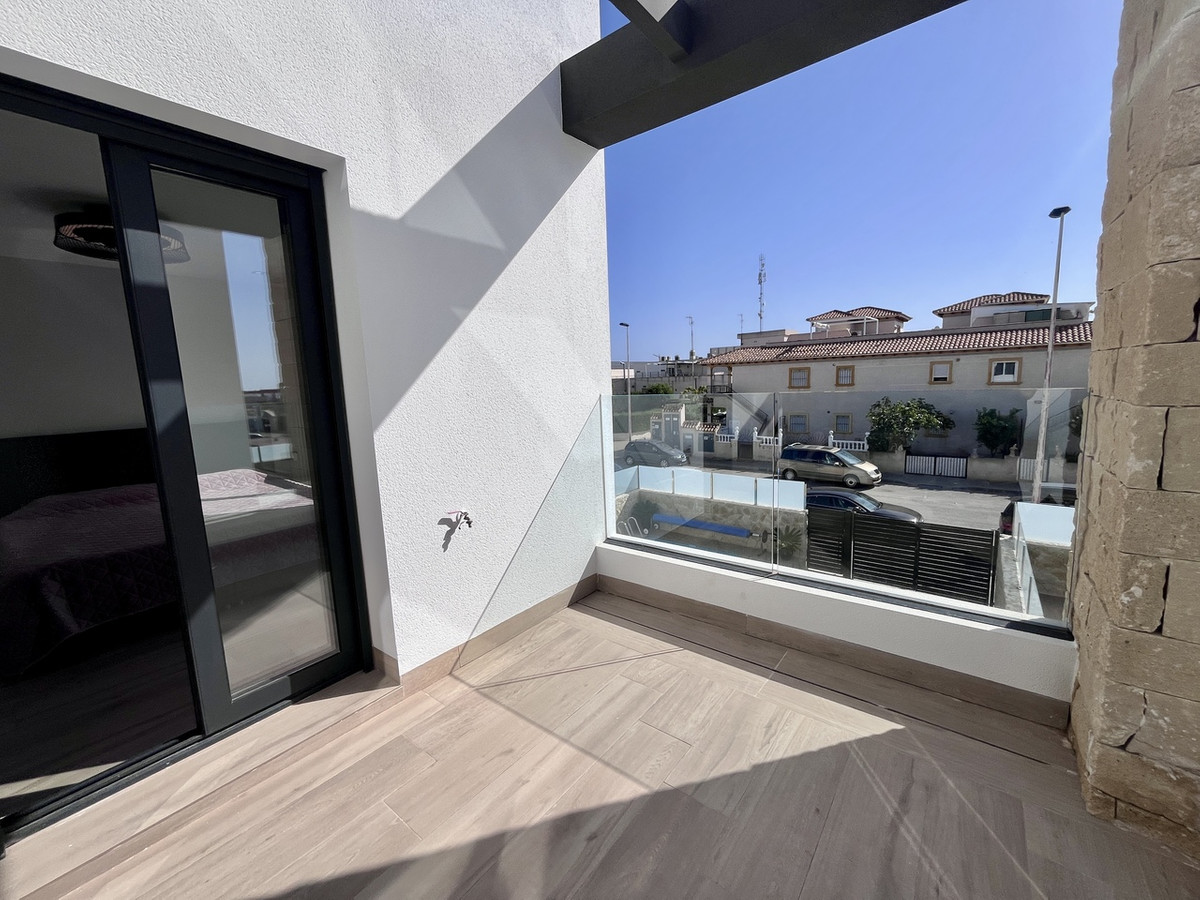 For sale - 4 Bedroom 3 Bathroom House - Detached Villa in Orihuela - Punta Prima  - Alicante