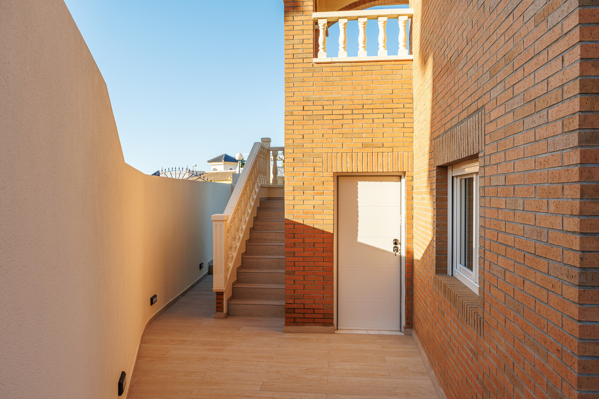 For sale - 4 Bedroom 3 Bathroom House - Detached Villa in Rojales - Rojales Centro  - Alicante